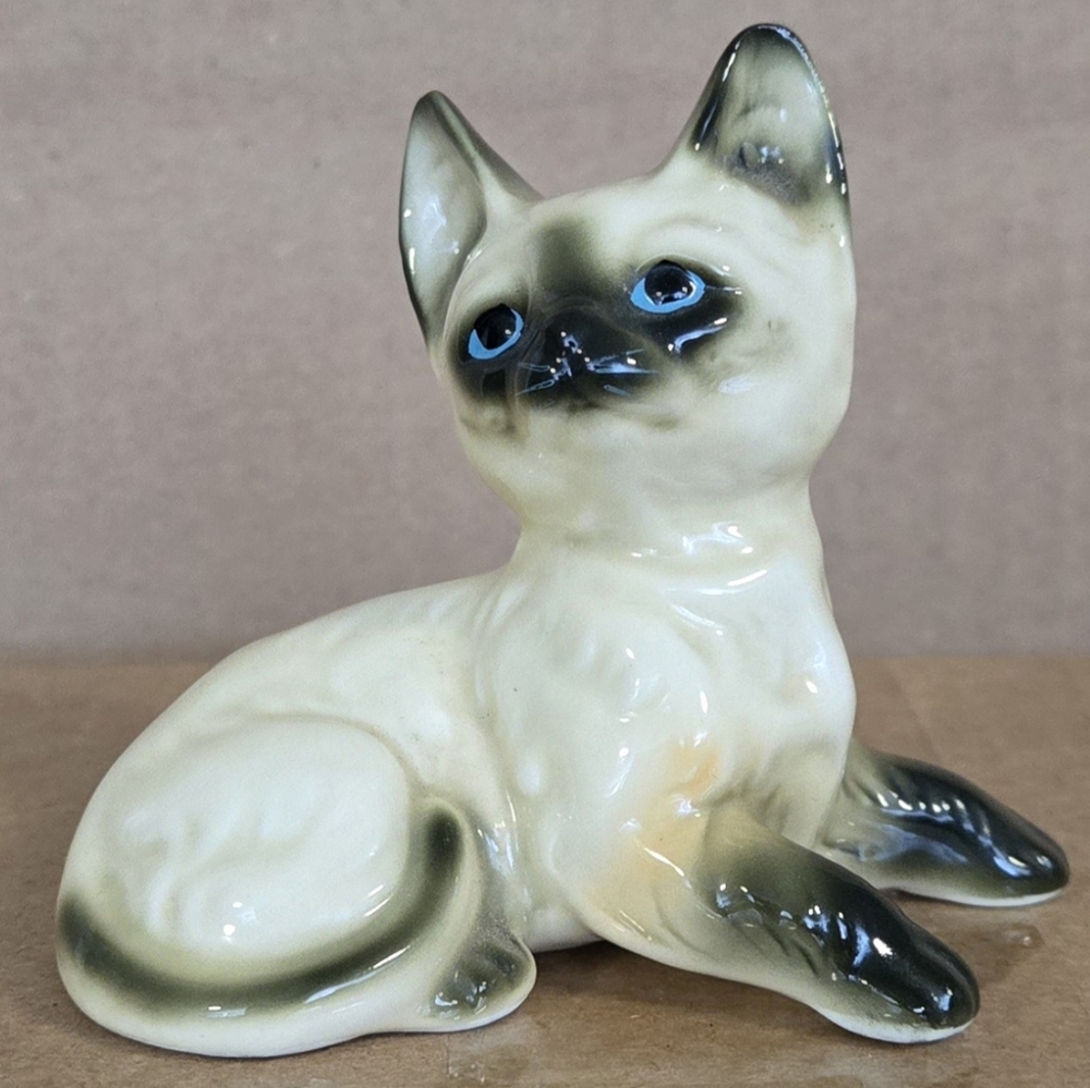 Vintage House of Global Art Bone China Glossy Finish Siamese Cat with Blue Eyes